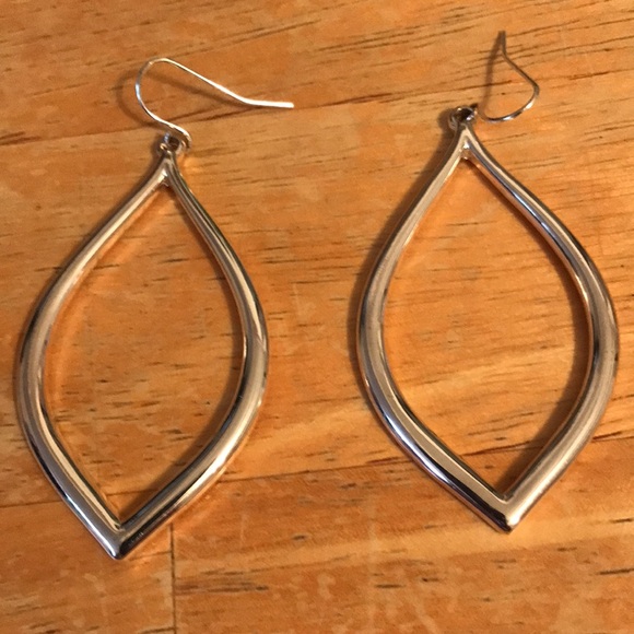 Silver tone dangle earrings, oval shape, lot Shirley - Picture 6 of 7